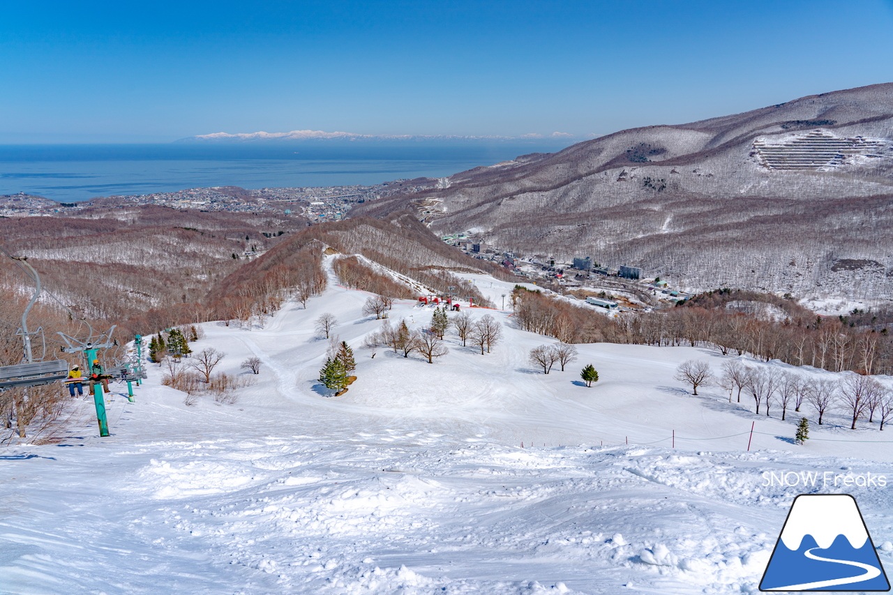 朝里川温泉スキー場｜豊富な残雪のおかげで、4月10日（日）まで営業延長中！日本海を眺めながら、のんびり春スキー＆スノーボードを楽しみましょう♪